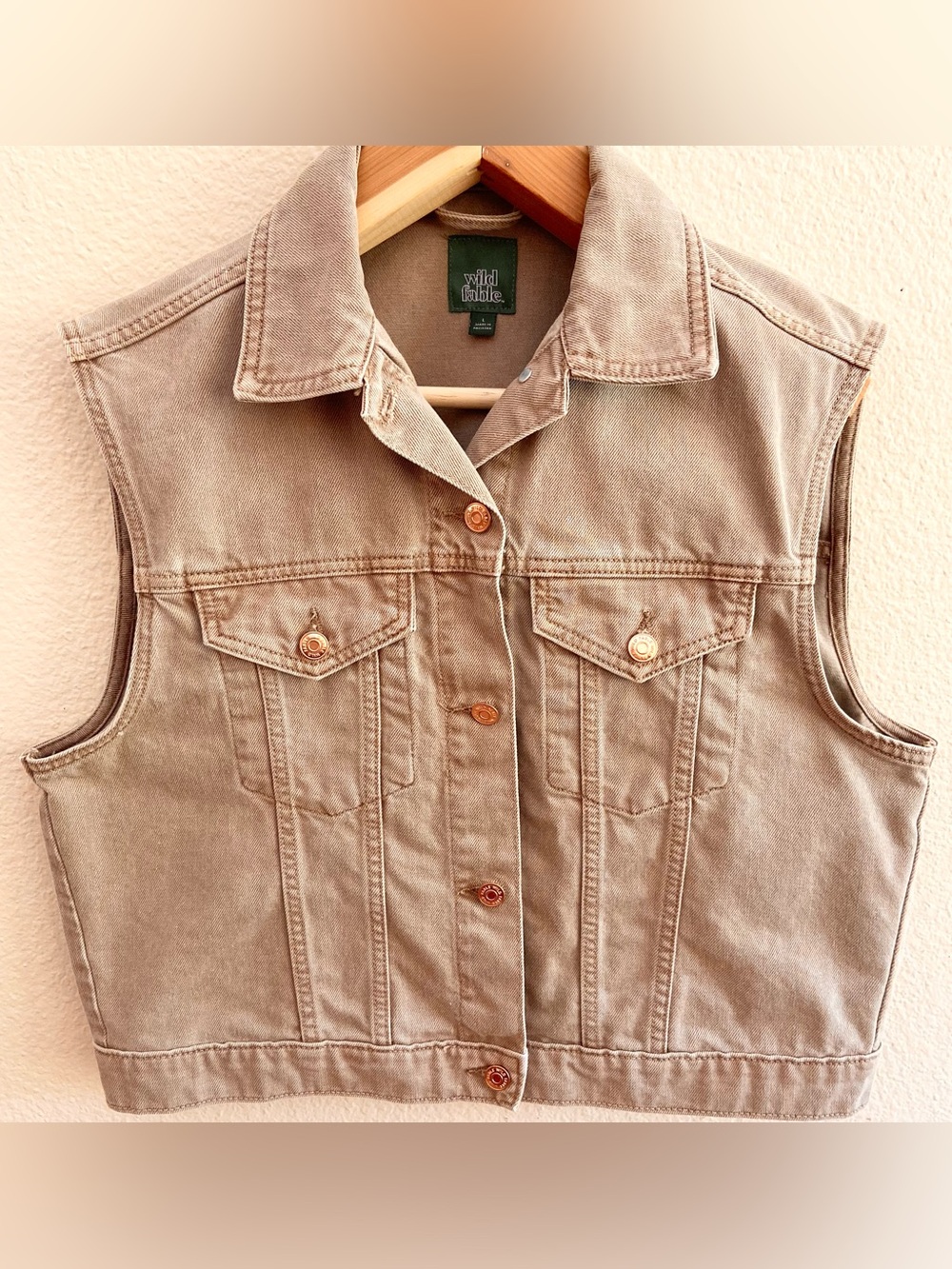 Vest - Wild Fable - Women's - Light Brown Denim - Button Front
Size Large
(NWOT)